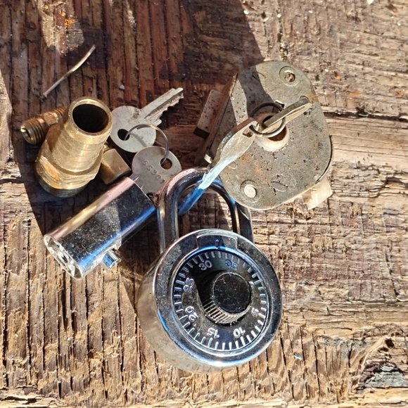 Assorted Metal Keys and Locks - Picture 4 of 4